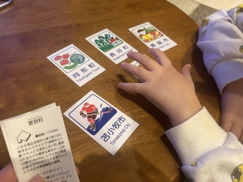 旅育にもおすすめ！集めて学べるカントリーサインマグネット | 北海道